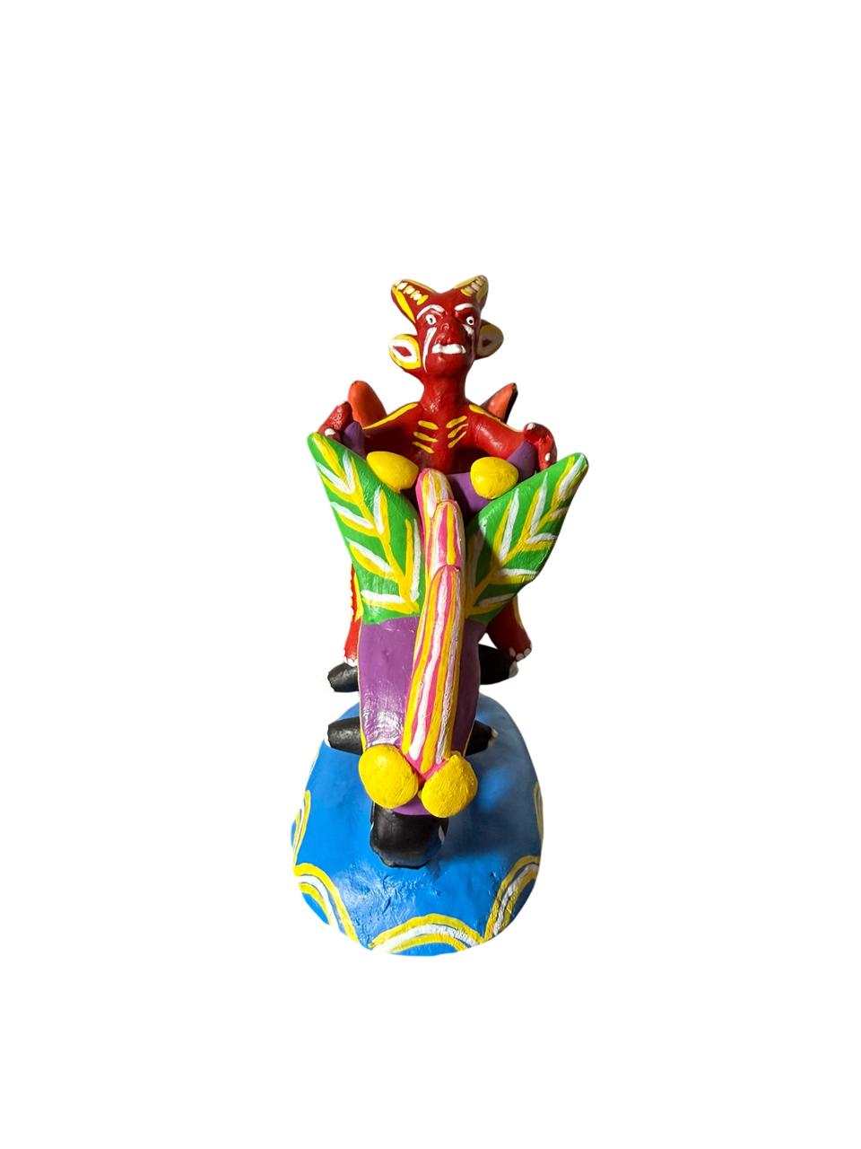Vista frontal de un diablito de barro rojo de Ocumicho en una motocicleta morada, mostrando los detalles expresivos de la figura artesanal.