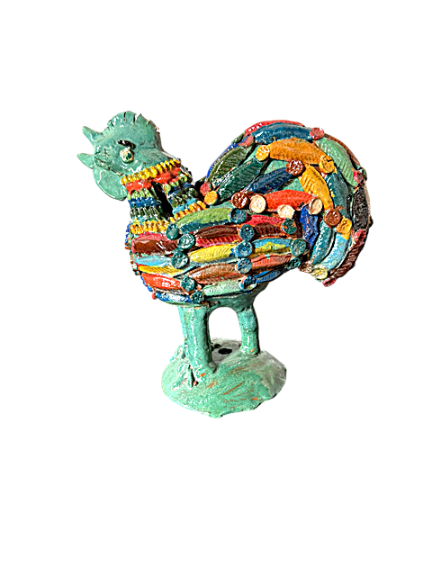 Perfil lateral opuesto de gallo ornamental de barro turquesa, mostrando la textura de pellizco en el cuello y acabados artesanales.