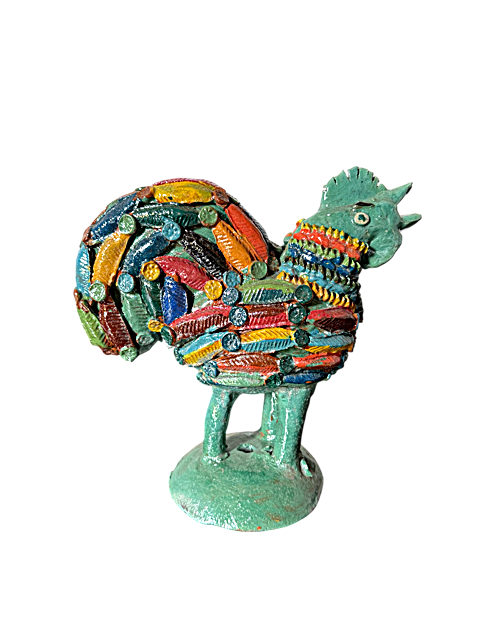 Vista de perfil de gallo de barro vidriado turquesa con plumas en pastillaje y flores decorativas, artesanía de Michoacán.
