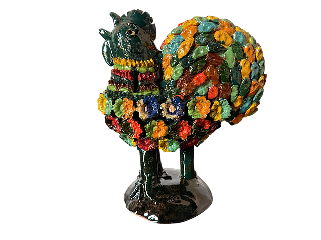 Gallo de barro vidriado verde oscuro con flores de colores de perfil, artesanía de San José de Gracia en Tienda Mansión Iturbe Artisans Collection