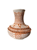 Jarrón de barro natural terracota con acabado mate, de base ancha y cuello delgado, hecho a mano en Patamban Michoacán por Mansión Iturbe Artisans Collection.