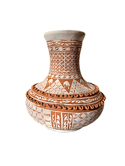 Jarrón de barro natural terracota con acabado mate, de base ancha y cuello delgado, hecho a mano en Patamban Michoacán por Mansión Iturbe Artisans Collection.