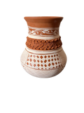 Vista de frente de jarrón decorativo de barro natural mate con patrones geométricos, relieve de pastillaje y flores pintadas, hecho a mano en Patamban