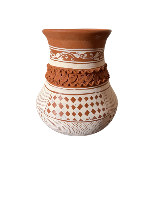 Vista de frente de jarrón decorativo de barro natural mate con patrones geométricos, relieve de pastillaje y flores pintadas, hecho a mano en Patamban