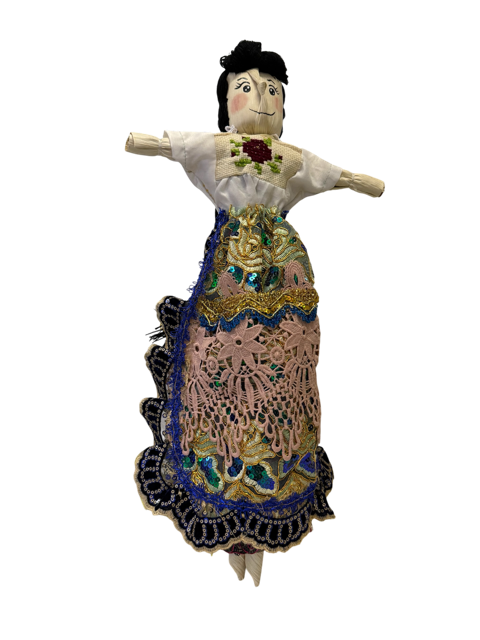 Muñeca artesanal de hoja de maíz con traje típico de la Meseta Purépecha vista de frente - Selección Mansión Iturbe