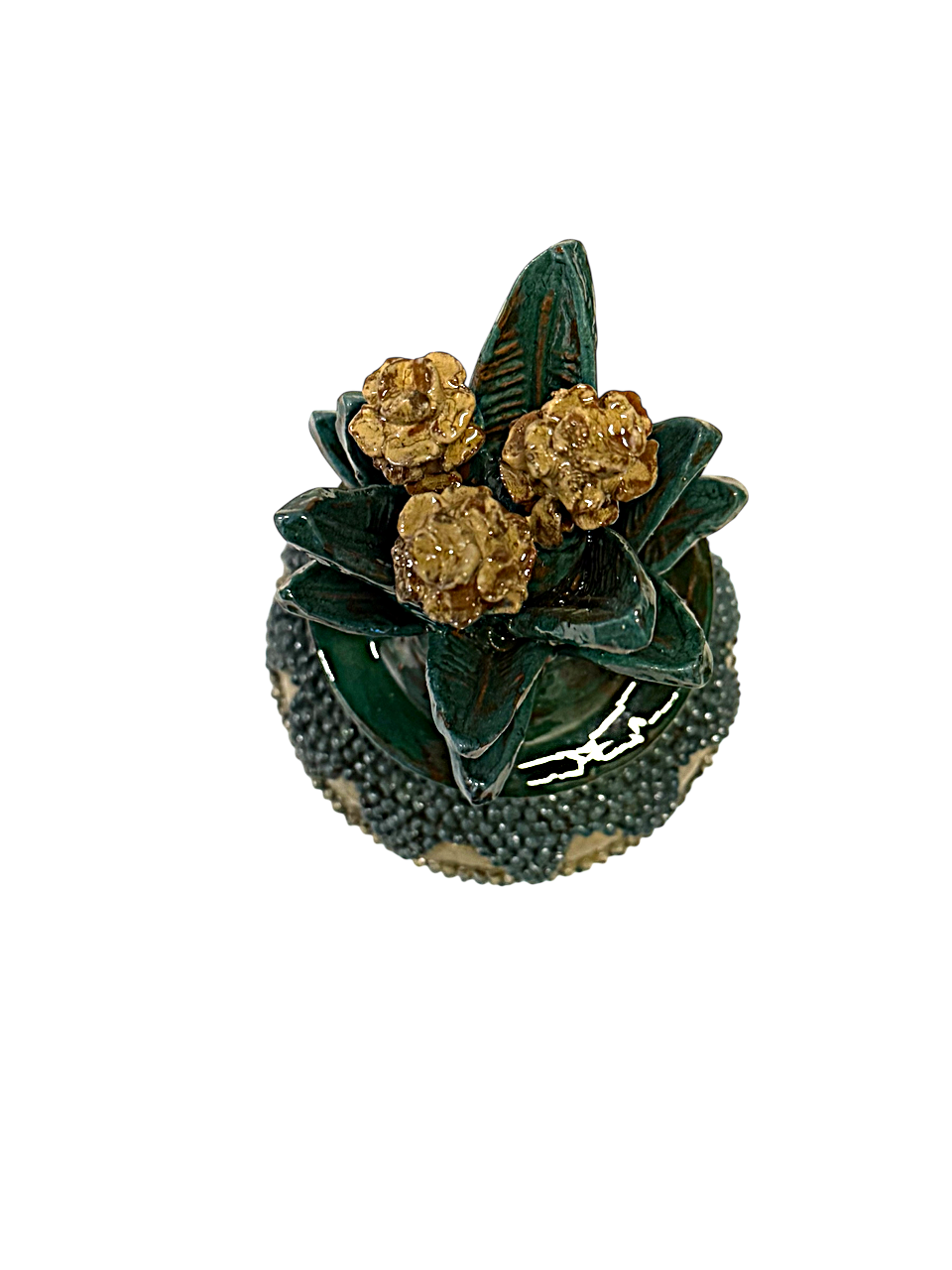 Primer plano superior del penacho de una piña de barro con flores blanco hueso modeladas a mano; detalle técnico de una pieza única de lujo sostenible y empoderamiento femenino.