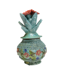 Vista frontal de piña de barro vidriado turquesa con cenefa color hueso y flores rosa oscuro, artesanía hecha a mano por mujer artesana de San José de Gracia, Michoacán