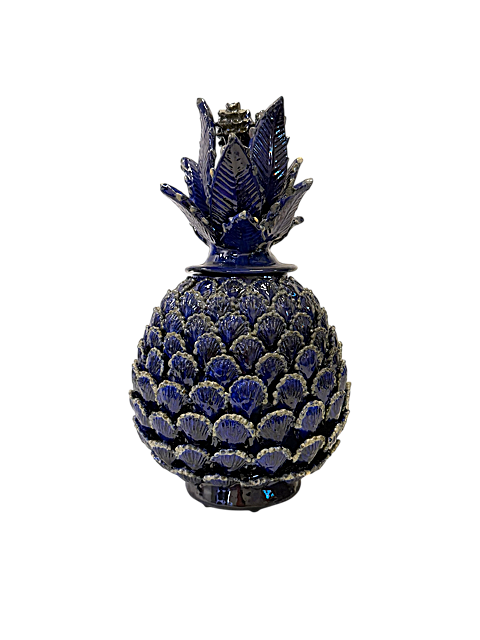 Piña de barro de San José de Gracia Michoacán en color azul y gris, con técnica de conchita y remate de piñas de pino, realizada por una mujer artesana.