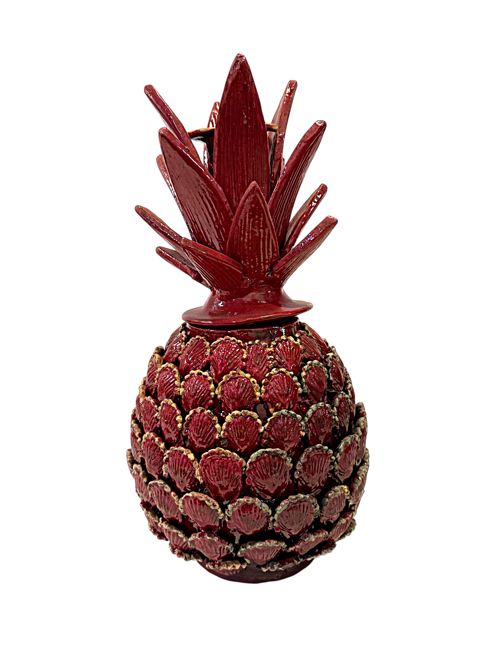 Piña de barro vidriado en color rojo y blanco crudo con técnica de conchita, hecha por una mujer artesana de Michoacán