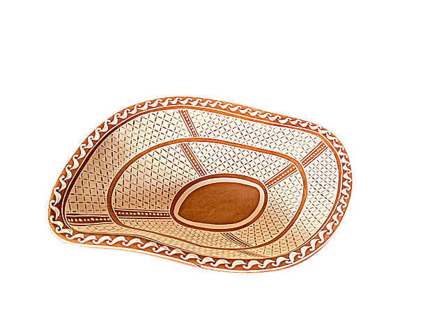 Platón hondo decorativo de borde ondulado en barro mate terracota y blanco de la colección Mansion Iturbe Artisans Collection.