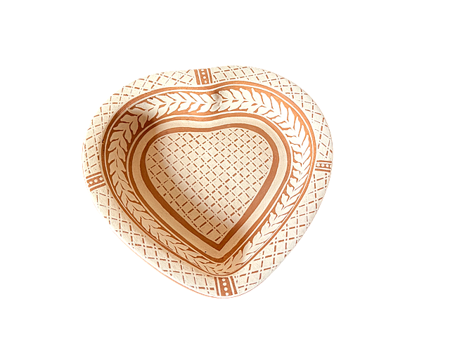 Platón ornamental de barro natural en forma de corazón con diseño calado blanco de Patambán, Michoacán. Vista desde arriba que muestra el patrón artesanal.