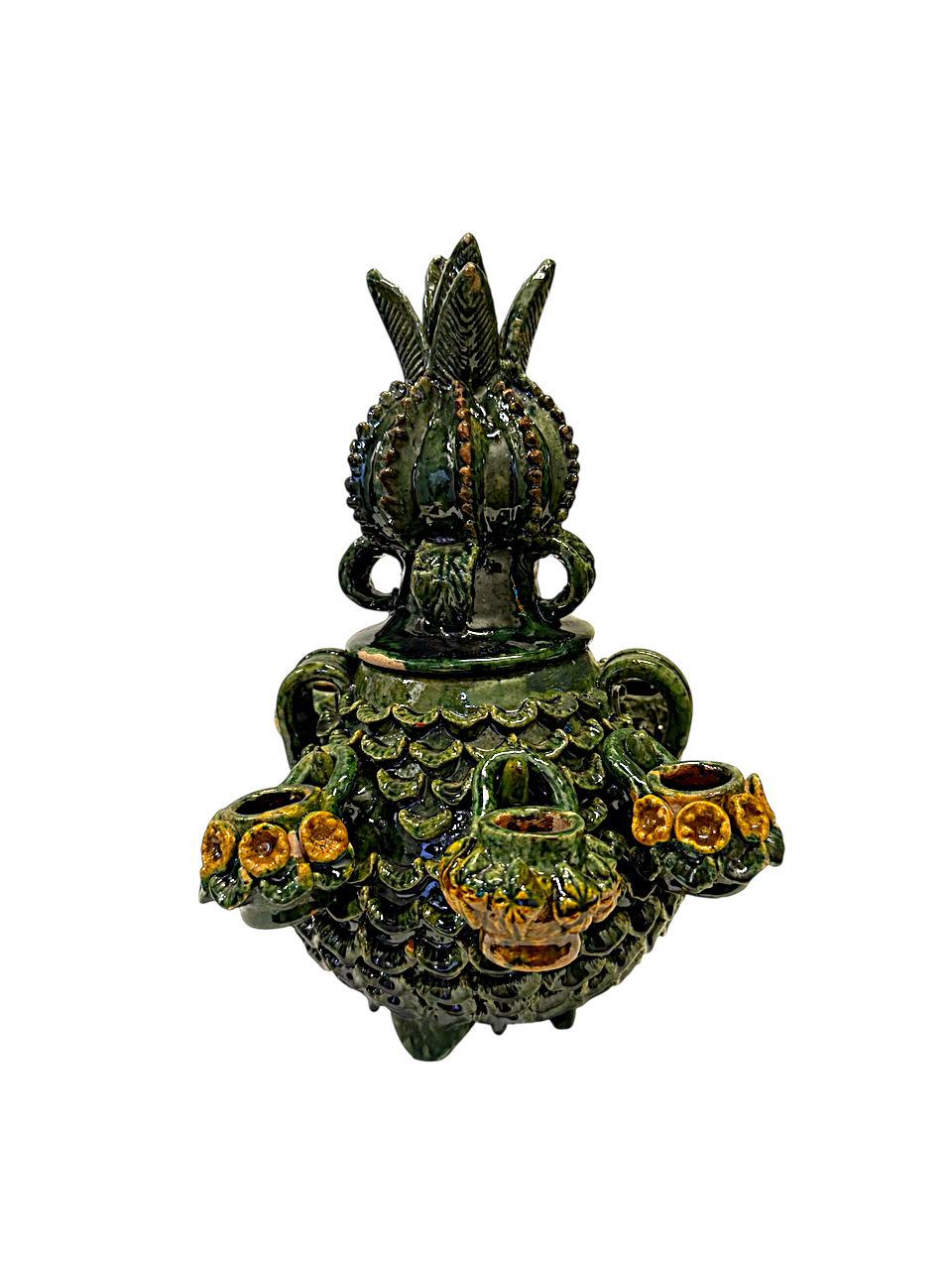 Vista frontal de ponchera decorativa de barro vidriado verde con tacitas miniatura colgantes, artesanía de autor de San José de Gracia, Michoacán. Regalos Sostenibles para emponderar mujeres artesanas.