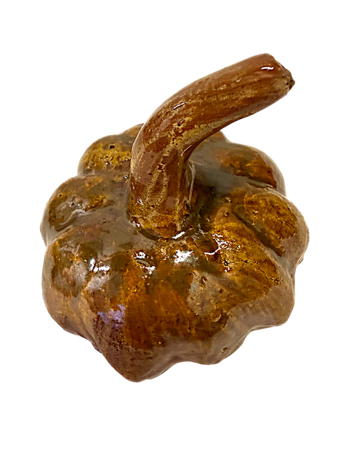 Plano medio frontal de calabaza artesanal de barro vidriado ámbar, opción de regalo sostenible con identidad cultural mexicana