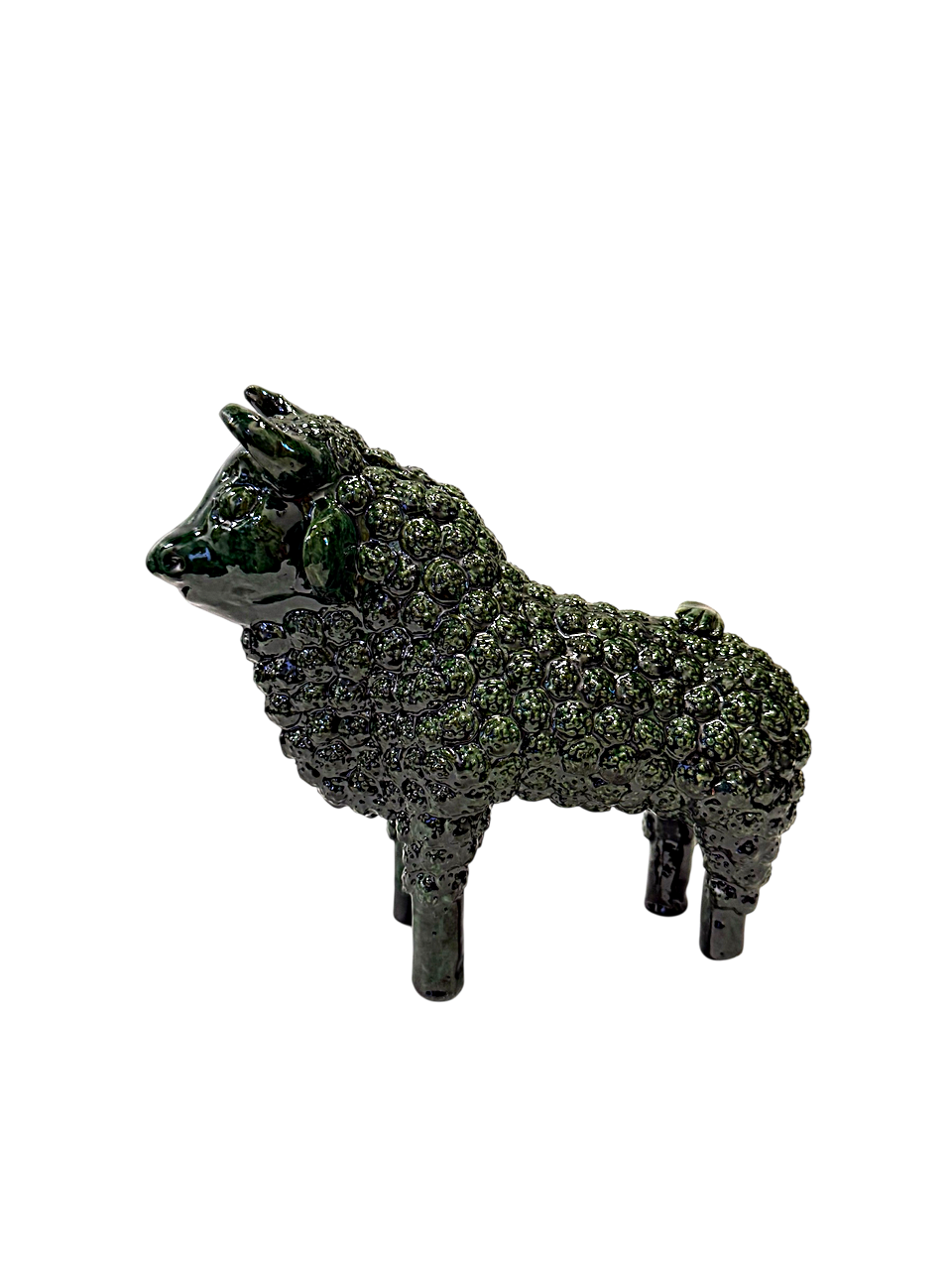 Perfil lateral de toro de barro vidriado verde, destacando la silueta artesanal hecha por mujer artesana de San José de Gracía Michoacán.