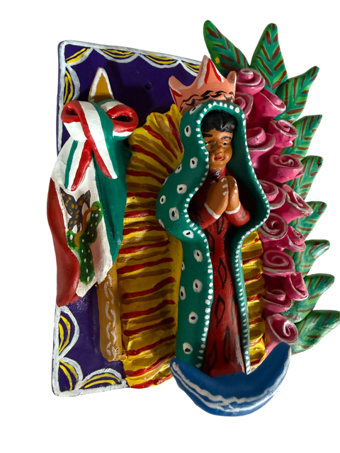 Detalle tridimensional en tres cuartos de retablo de barro de Ocumicho con base morada y pastillaje floral, creado por la maestra artesana Domitila