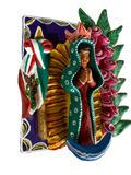 Detalle tridimensional en tres cuartos de retablo de barro de Ocumicho con base morada y pastillaje floral, creado por la maestra artesana Domitila