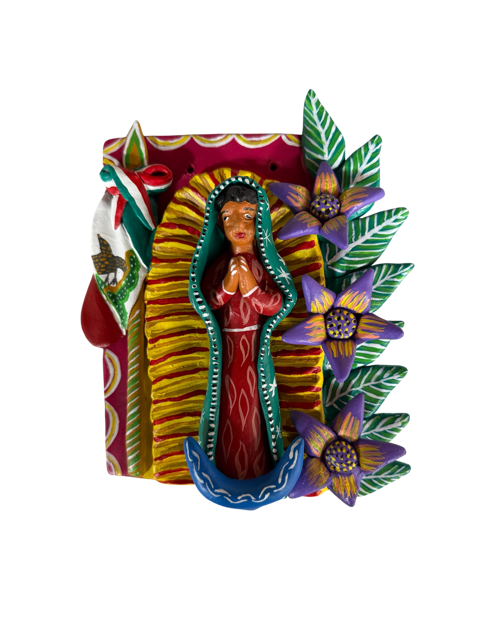 Retablo artesanal de la Virgen de Guadalupe de Ocumicho con base roja y flores moradas, vista frontal, pieza única de barro modelado a mano por Domitila