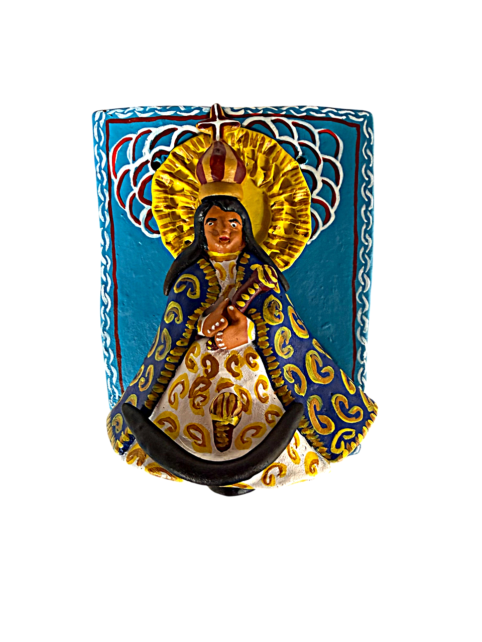 Vista frontal de retablo artesanal de Ocumicho sobre base azul vibrante. La figura de la Virgen está modelada en alto relieve al centro, rodeada por diablitos, ángeles y flora fantástica policromada. Escultura de barro hecha a mano por mujeres artesanas de Michoacán.