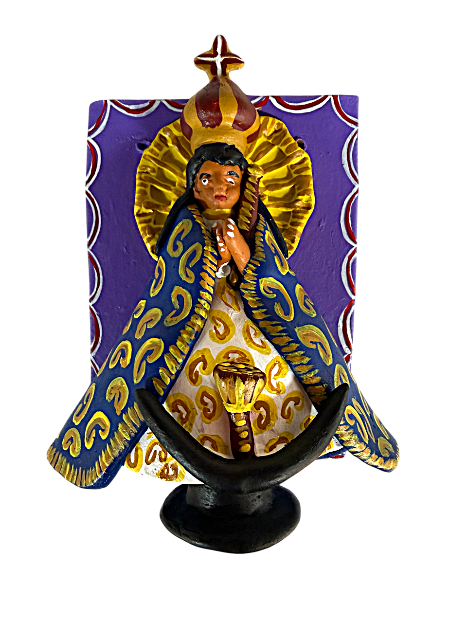 Fotografía de frente de retablo de Ocumicho con base color morado intenso. La Virgen María, en relieve escultórico, destaca al centro rodeada del característico bestiario fantástico y colores contrastantes de la artesanía purépecha. Obra de arte popular mexicano.