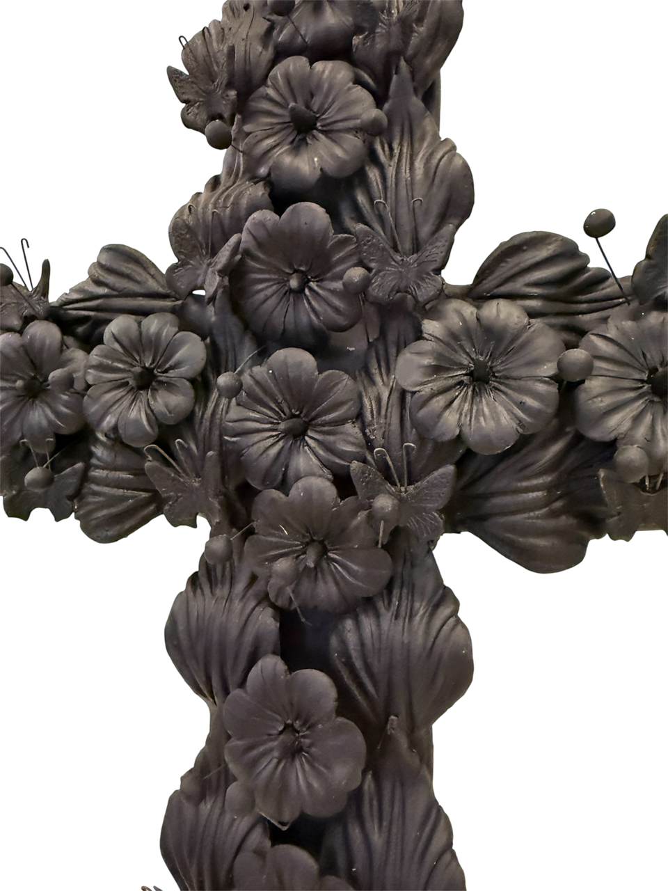 Primer plano que muestra el acabado negro mate y la unión artesanal de las figuras de barro en la cruz. De venta en Mansion Iturbe Artisans Collection que promueve el emponderamiento de las mujeres artesanas