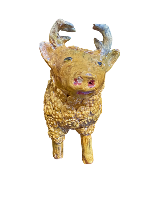 Vista de frente de un toro de barro vidriado amarillo, obra de Doña Luz para Mansión Iturbe. Se aprecian los cuernos color blanco hueso, el brillo del esmalte y el detallado pastillaje de flores en relieve cubriendo el pecho y la frente de la pieza artesanal de San José de Gracia, Michoacán.