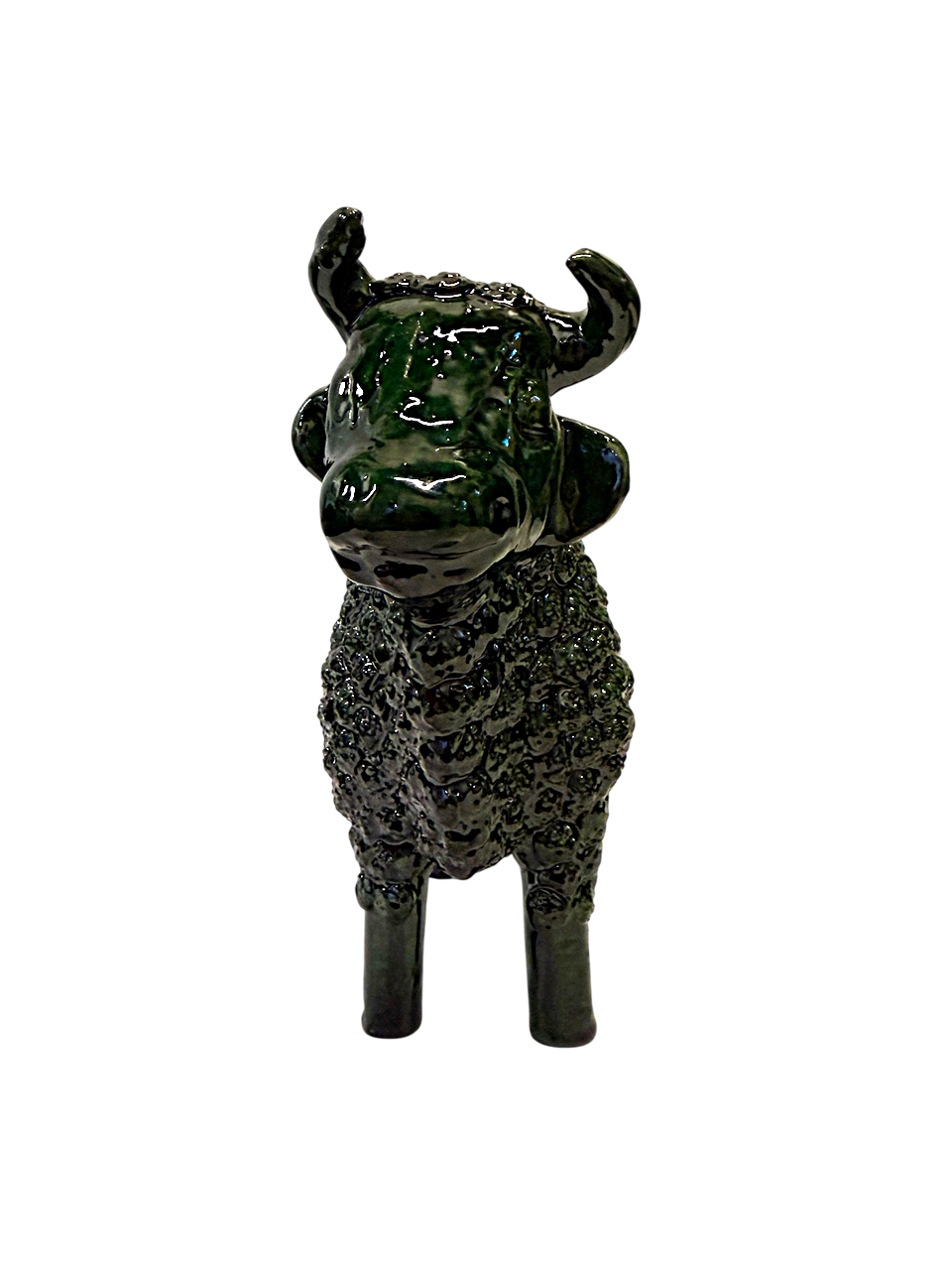 Toro de barro vidriado verde de San José de Gracia visto de frente, pieza única de Mansión Iturbe Artisans Collection