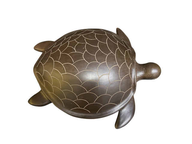Escultura artesanal de tortuga en barro bruñido café oscuro, pieza de arte popular de Aquila Michoacán, colección Mansion Iturbe.