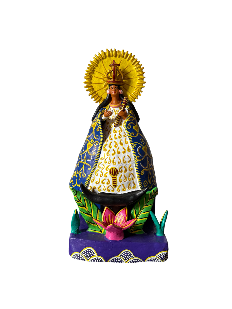 Comprar arte popular michoacano: Escultura frontal de la Virgen de la Salud de Pátzcuaro hecha en barro policromado por artesanas de Ocumicho, ideal para decoración y coleccionismo ético.