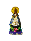 Comprar arte popular michoacano: Escultura frontal de la Virgen de la Salud de Pátzcuaro hecha en barro policromado por artesanas de Ocumicho, ideal para decoración y coleccionismo ético.