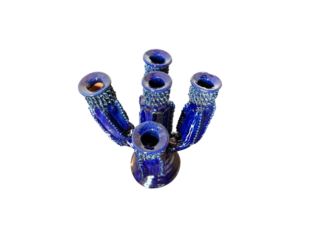 Perspectiva superior de un candelabro chico de cactus azul, resaltando la cavidad para la vela y la simetría del modelado a mano de la artesana Doña Luz.