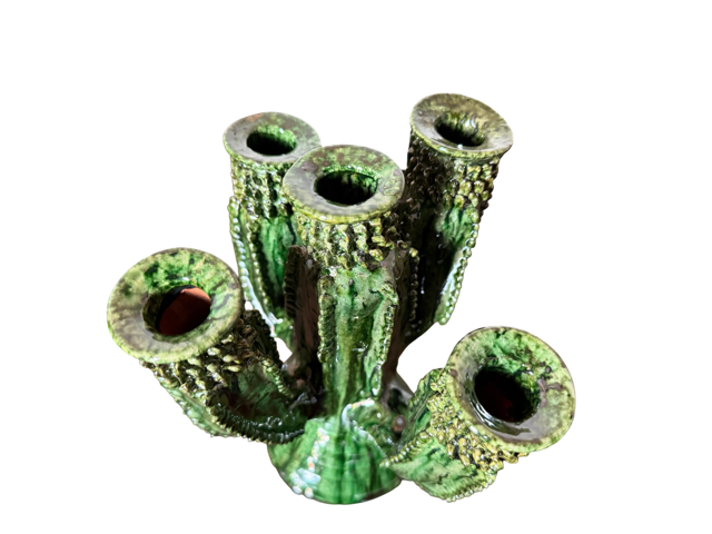 Perspectiva superior de candelabro pequeño de cactus, mostrando el diseño simétrico y el espacio para vela, hecho por la artesana Doña Luz