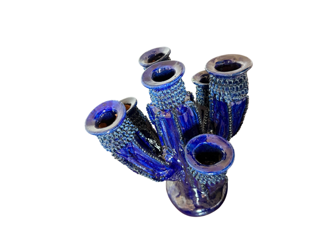 Vista aérea de candelabro cactus grande azul, destacando la simetría artesanal y el espacio para vela, curado por Mansión Iturbe Artisans Collection