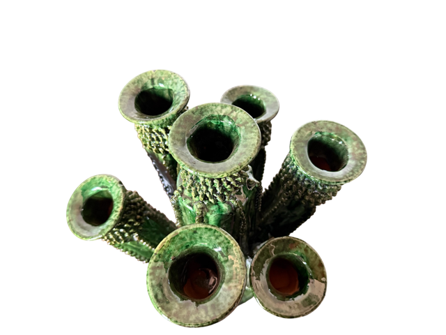 Vista aérea o superior del candelabro de barro en forma de cactus, mostrando la boquilla para la vela y la simetría de la pieza artesanal de Doña Luz.