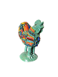 Perspectiva de tres cuartos de gallo de barro turquesa con ranura de alcancía, destacando el relieve tridimensional de flores y pastillaje.